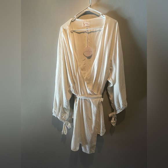 White long sleeve wrap dress - Picture 3 of 4